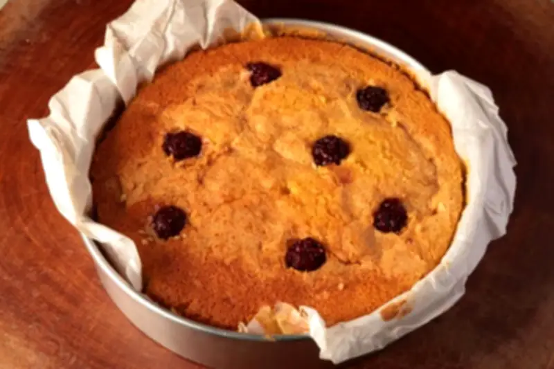 Bolo de Fubá com Amoras Sem Glúten: Receita Rústica e Saborosa