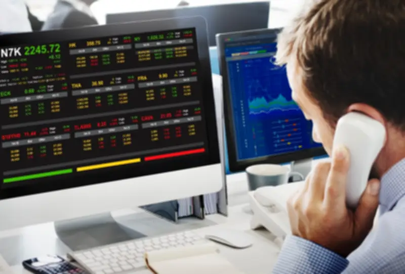 Bolsas caem com desvalorização de empresas de tecnologia