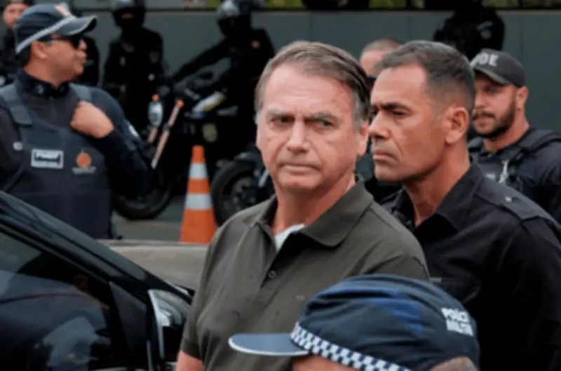 Bolsonaro presta depoimento à polícia sobre arma apreendida em blitz