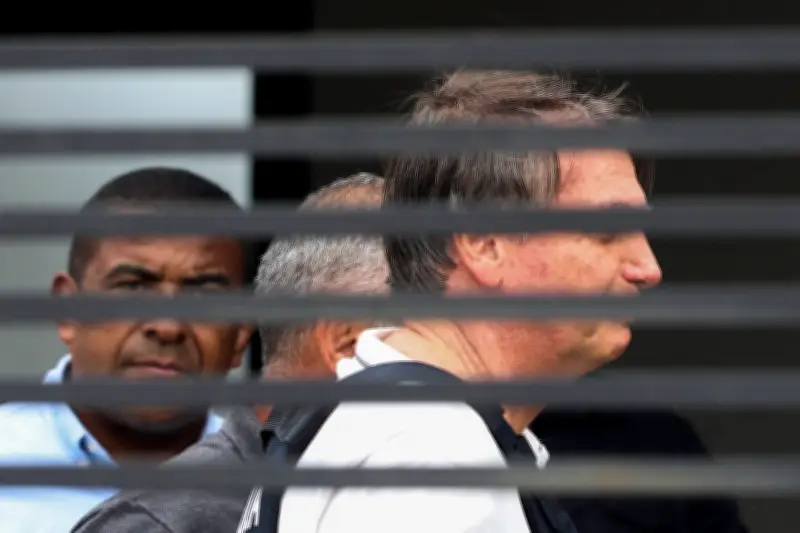 Bolsonaro tem melhora em ombro e soluço; Lindbergh pede revogação de prisão domiciliar