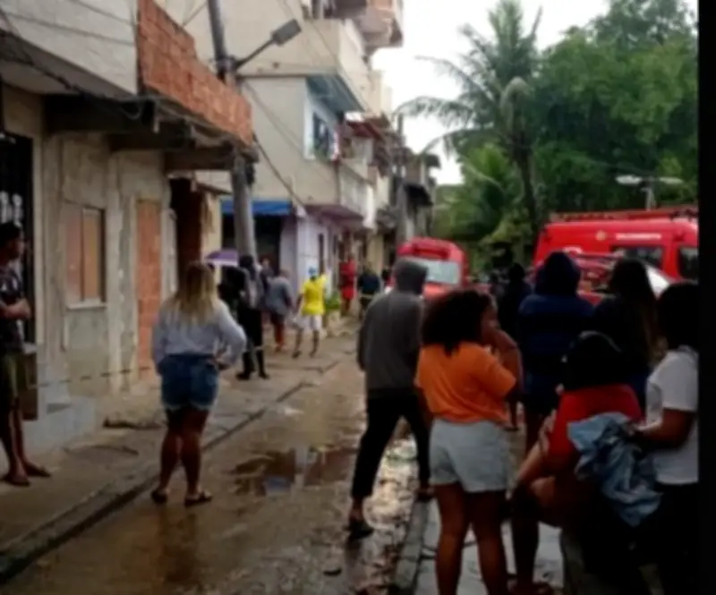 Bombeiros buscam crianças em desabamento na Ilha do Governador