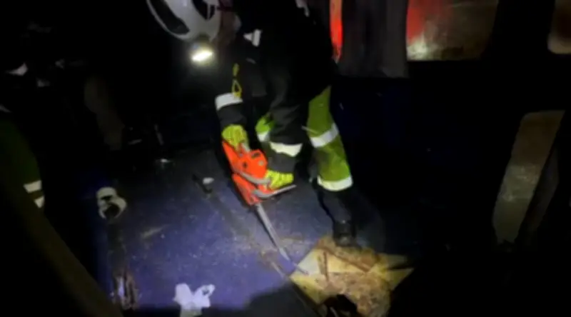 Bombeiros serram fundo falso de ônibus e apreendem drogas e iPhones no PR