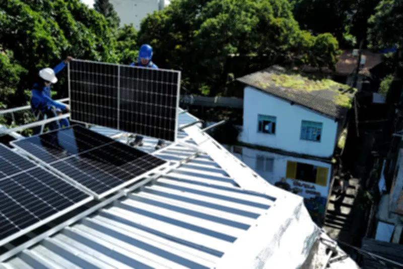 Boom de painéis solares testa rede elétrica do Brasil na Copa