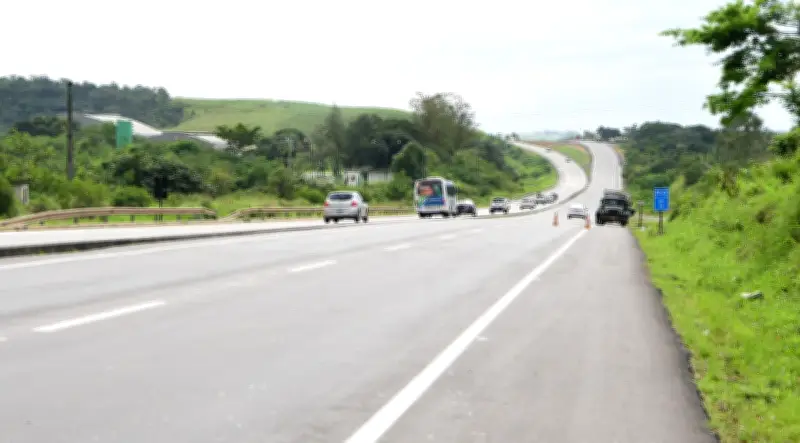 BR-101 em Maruim opera em sistema 'pare e siga' para obras de pavimentação