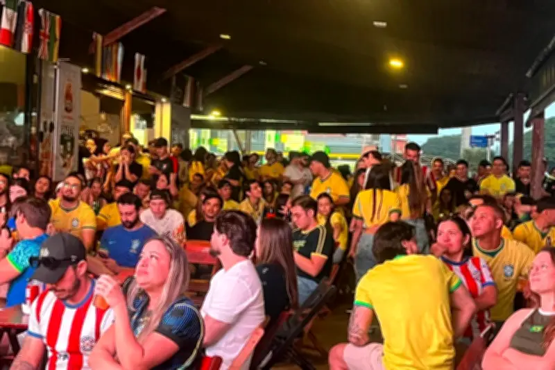 Brasiguaios celebram união na fronteira Brasil-Paraguai