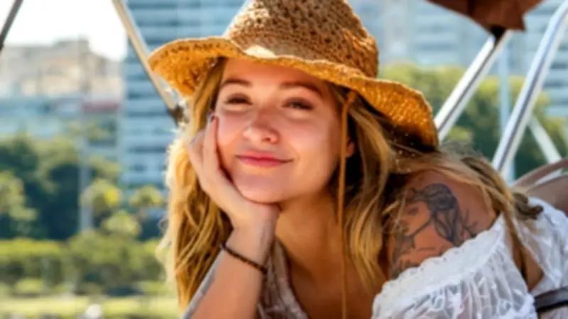 Brasileira na Playboy NZ defende beleza sem filtros e maquiagem barata