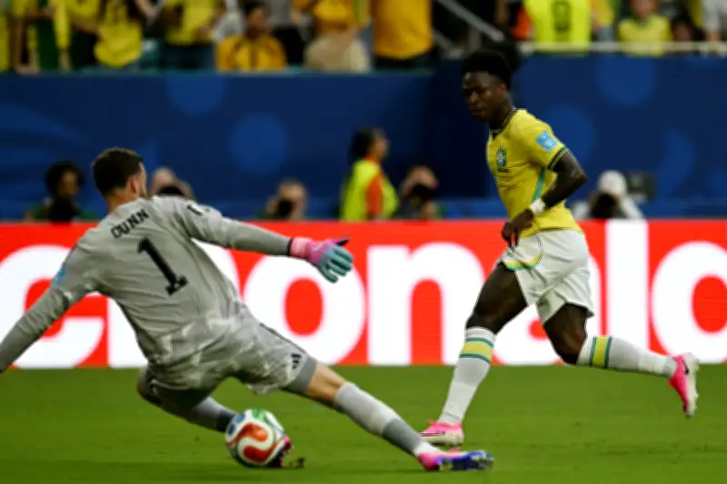Brasileiros invadem perfil da Fifa após gol anulado de Vini Jr.