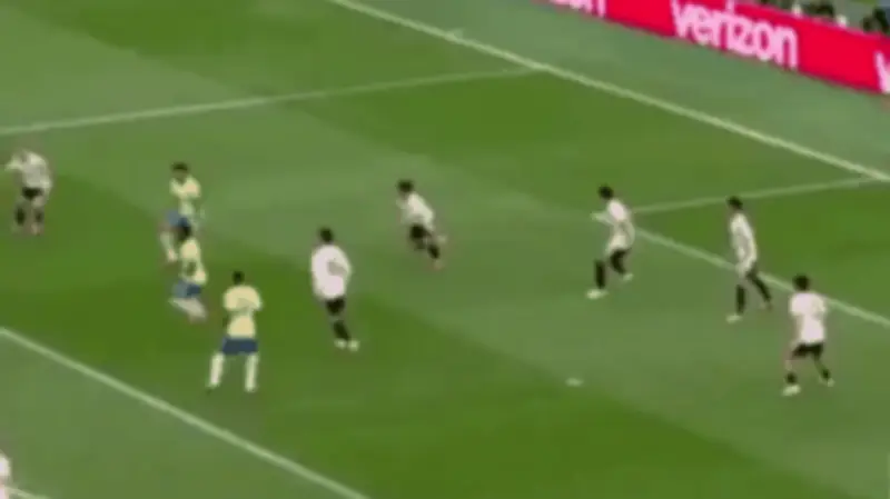 Bruno Guimarães responde com humor a brincadeira de Paquetá após bolada na Copa