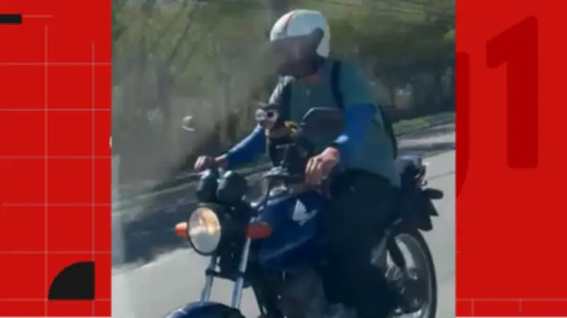 Cachorro de capacete e óculos em moto é flagrado em Vitória