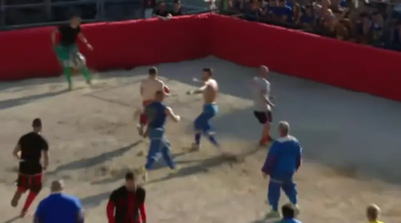 Calcio Storico: tradição centenária de Florença une futebol, rúgbi e luta