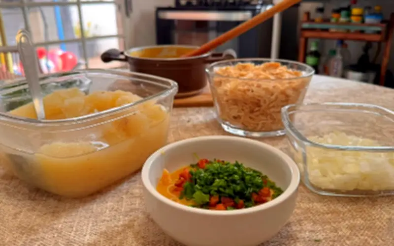 Caldo cremoso de mandioca com frango: receita econômica e nutritiva para o inverno