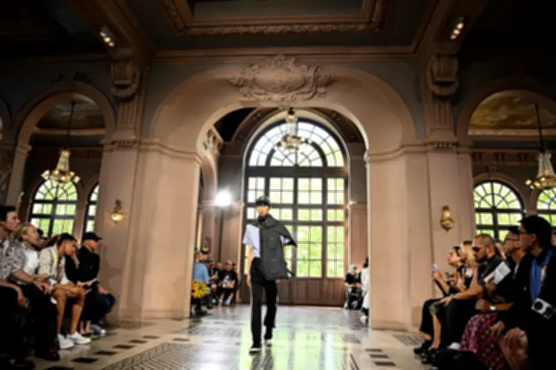 Calor de 40°C obriga Semana de Moda de Paris a se adaptar com leques e água
