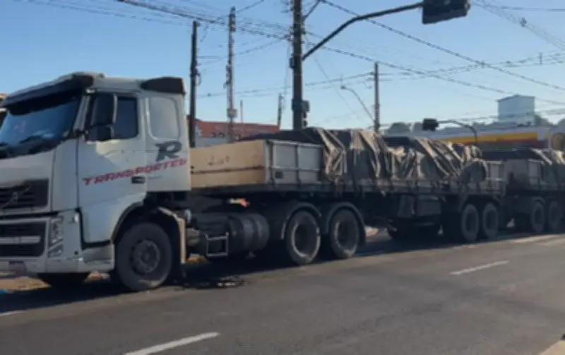 Caminhão bitrem quebra e causa congestionamento em Bauru