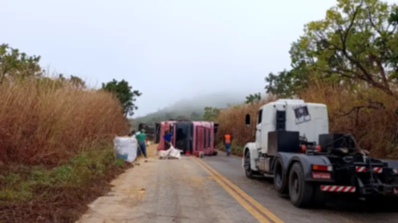 Caminhão bitrem tomba e interdita LMG-628 em Unaí