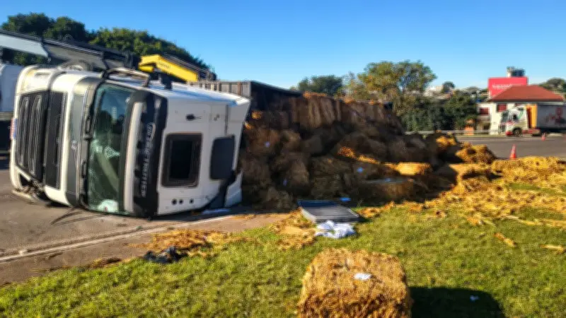 Caminhão carregado de fumo tomba em Passo Fundo; motorista ferido