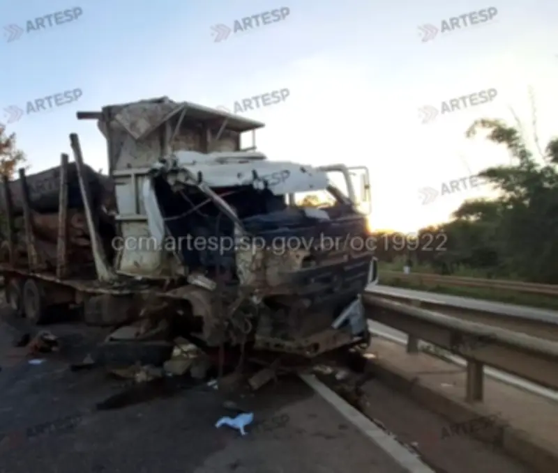 Caminhão colide com ônibus e maquinário na Raposo Tavares em Angatuba