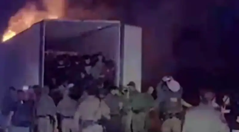 Caminhão com imigrantes pega fogo durante perseguição policial no Texas