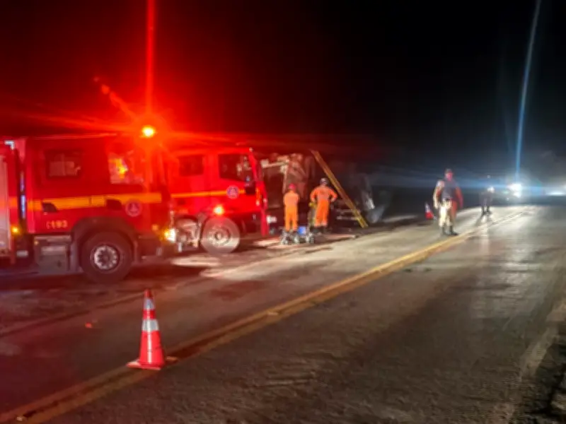 Caminhão de lixo pega fogo na MG-308 em Juramento, MG