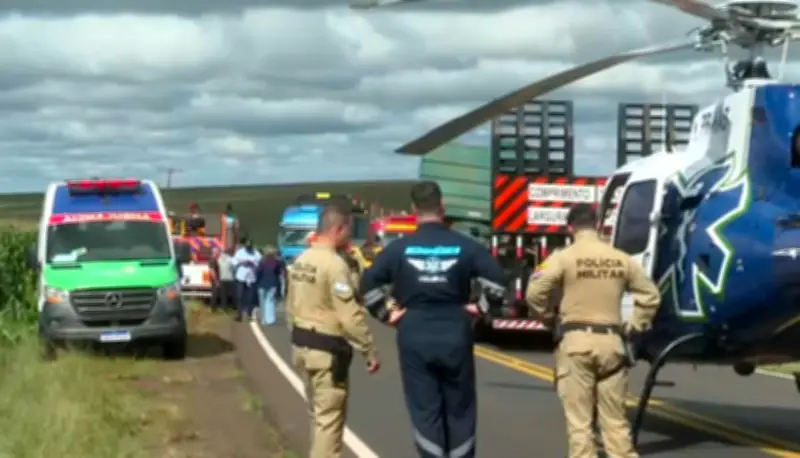 Caminhão esmaga cabine em acidente na PR-445, no Paraná