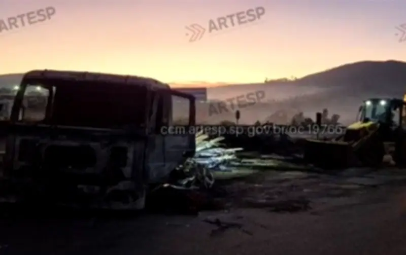 Caminhão pega fogo e interdita totalmente a Rodovia Castelo Branco em São Roque