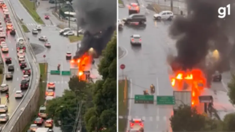 Caminhão pega fogo no acesso a Caxias do Sul; trânsito é bloqueado