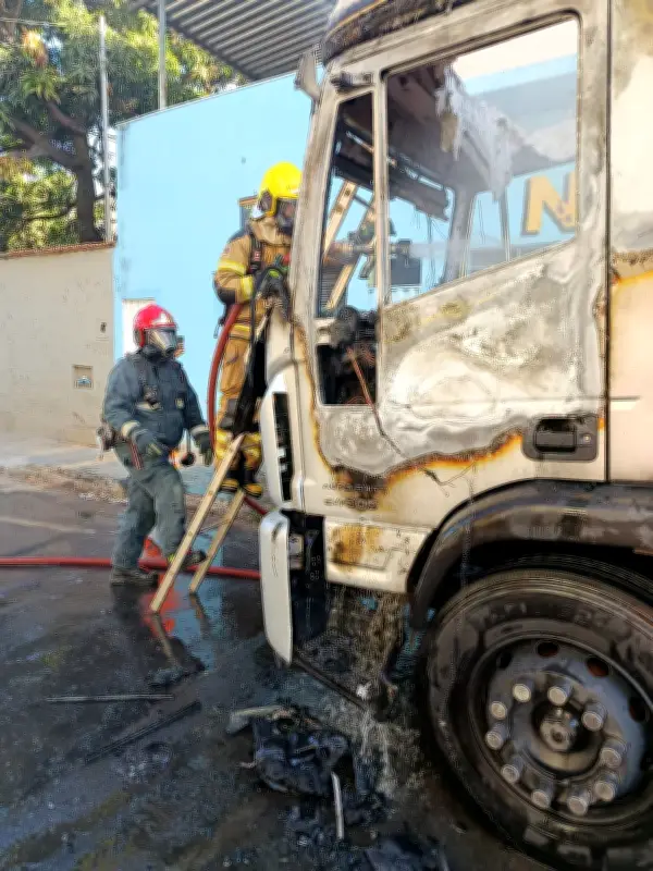 Caminhão pega fogo no Centro de Montes Claros após curto-circuito em soldagem
