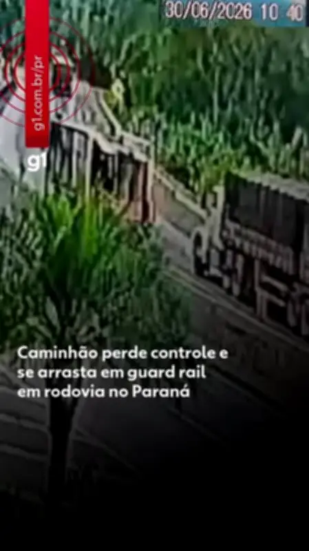 Caminhão perde controle e atinge guard rail na BR-277 no Paraná