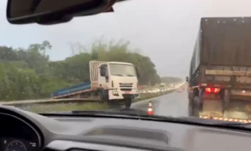 Caminhão sai da pista e interdita parcialmente BR-324 na Bahia