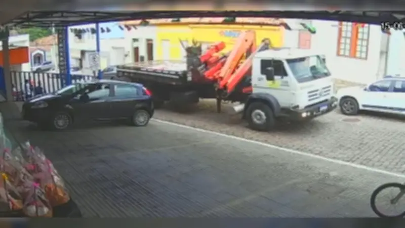 Caminhão sem freios invade contramão e atinge loja em Itapecerica