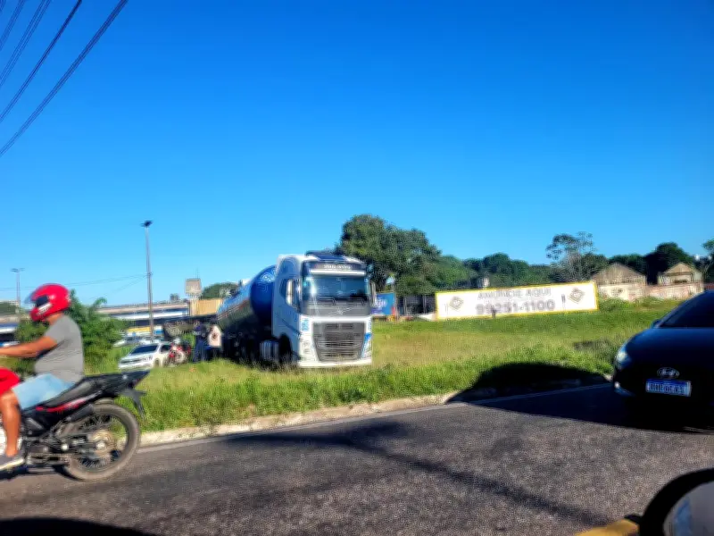 Caminhão-tanque invade canteiro no viaduto do Coqueiro em Ananindeua