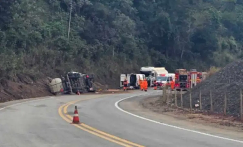 Caminhão-tanque tomba na BR-381 com 30 mil litros de combustível