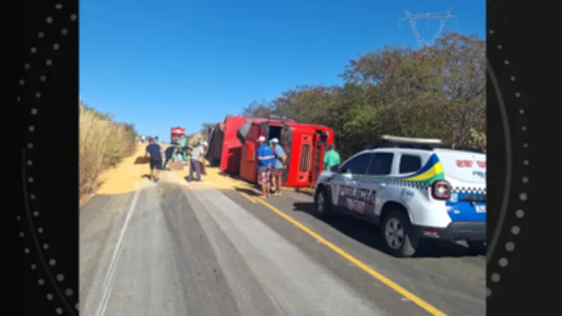 Caminhão tomba com milho e interdita BR-324 no Piauí