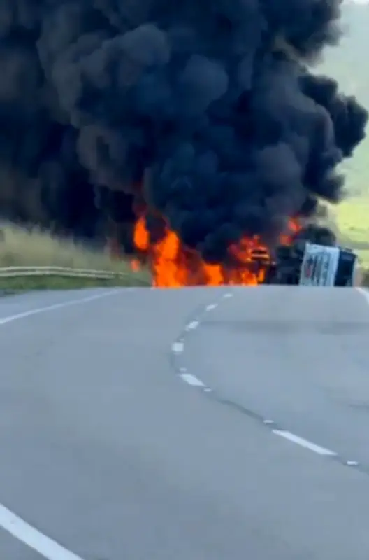Caminhão tomba e explode na BR-101 em Alagoas; rodovia interditada