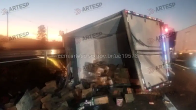Caminhão tomba e interdita acostamento e faixa da SP-225 em Bauru
