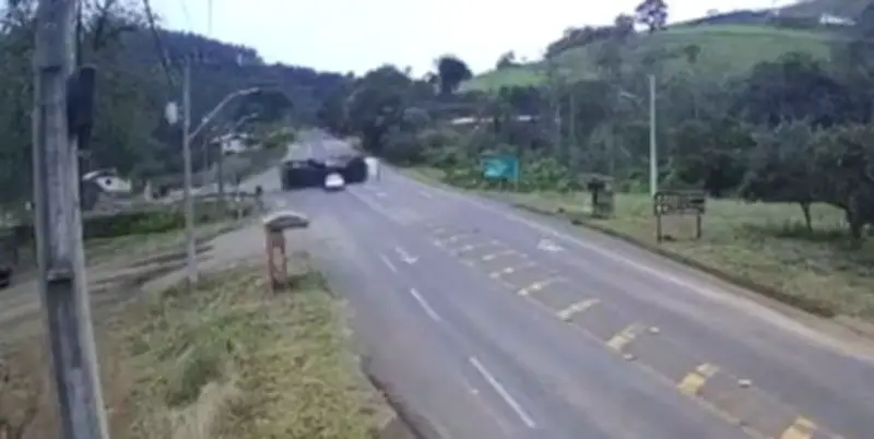Caminhão tomba e motorista escapa por pouco em SC