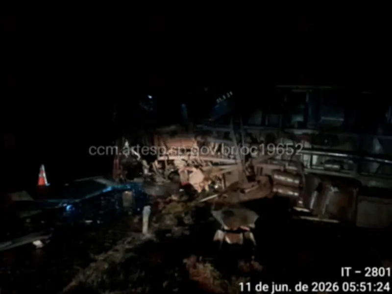 Caminhão tomba na SP-333 em Florínea; motorista não se feriu