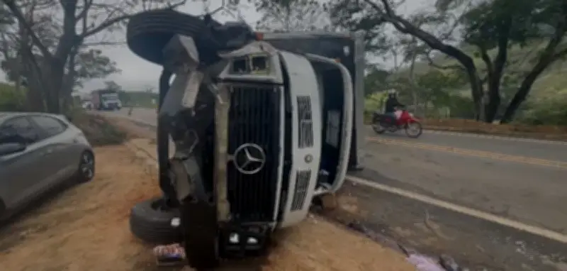 Caminhoneiro fica ferido em capotamento na RJ-116