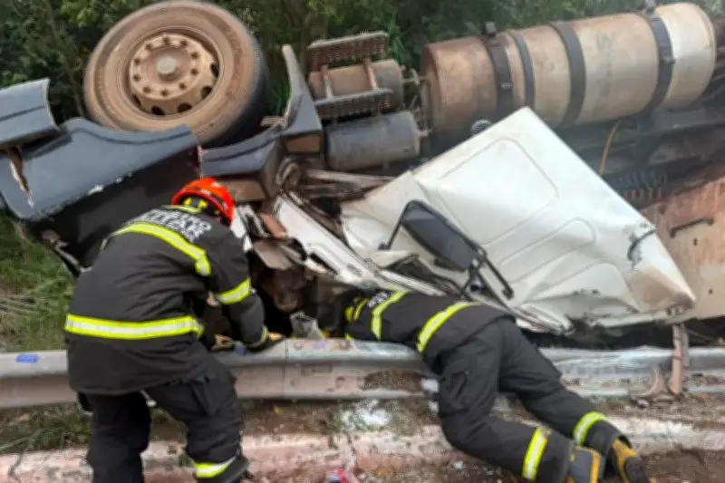 Caminhoneiro morre prensado por carreta em Corumbá