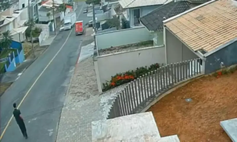 Caminhoneiro sem freio desce rua de ré e desvia de carros em SC