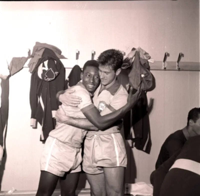 Camisa de Pelé, braçadeira de Maradona e itens de Messi vão a leilão nos EUA