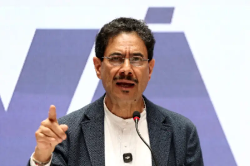 Candidato colombiano Iván Cepeda reconhece derrota no 1º turno