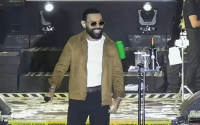 Cantor Pablo é atingido por lata durante show de São João na Bahia