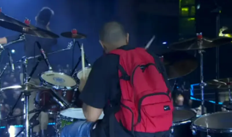 Cantora Gabrielly Oliveira viraliza ao questionar baterista com mochila em clipe de Henrique & Juliano