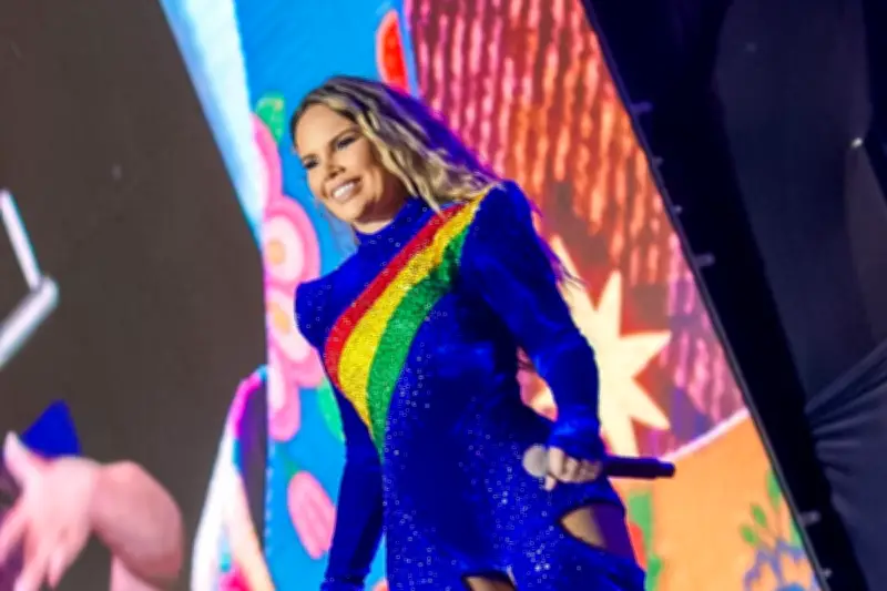 Cantora Sâmya Maia cai durante show no São João de Caruaru