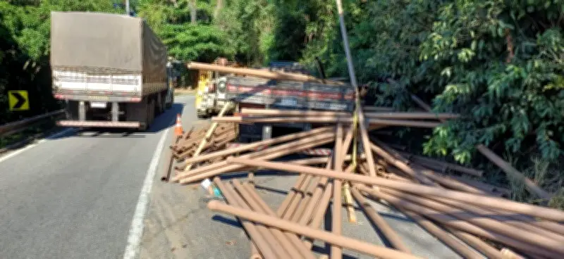 Carga de tubos de PVC cai na Serra das Araras e interdita parcialmente a Via Dutra