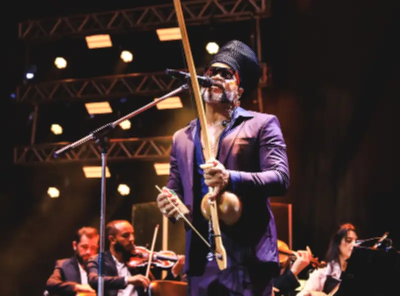 Carlinhos Brown lança álbum ao vivo com orquestra sinfônica