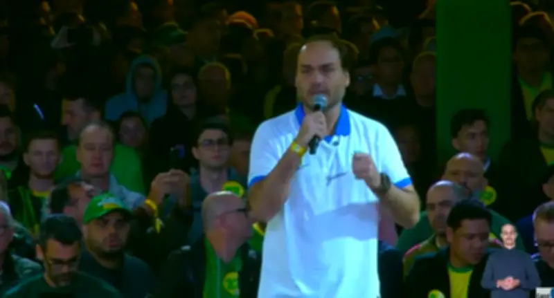 Carlos Bolsonaro reafirma pré-candidatura ao Senado por SC em vídeo