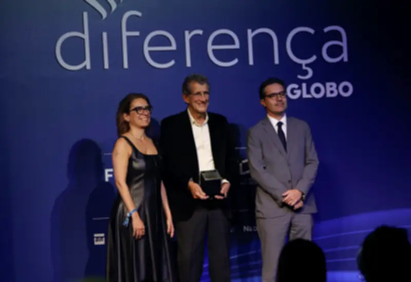 Carlos Monteiro exalta universidades públicas ao receber Prêmio Faz Diferença 2025