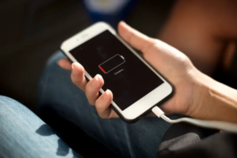Carregador na tomada ou no celular primeiro? Saiba a ordem correta