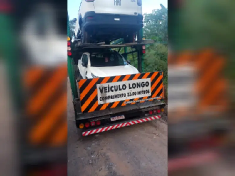 Carreta cegonha com 8 carros 0 km é achada abandonada em Araçariguama